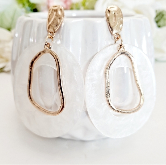 💖 2/$30 Boho Gold white Resin geometric cocktail formal big dangle earrings - Picture 4 of 7